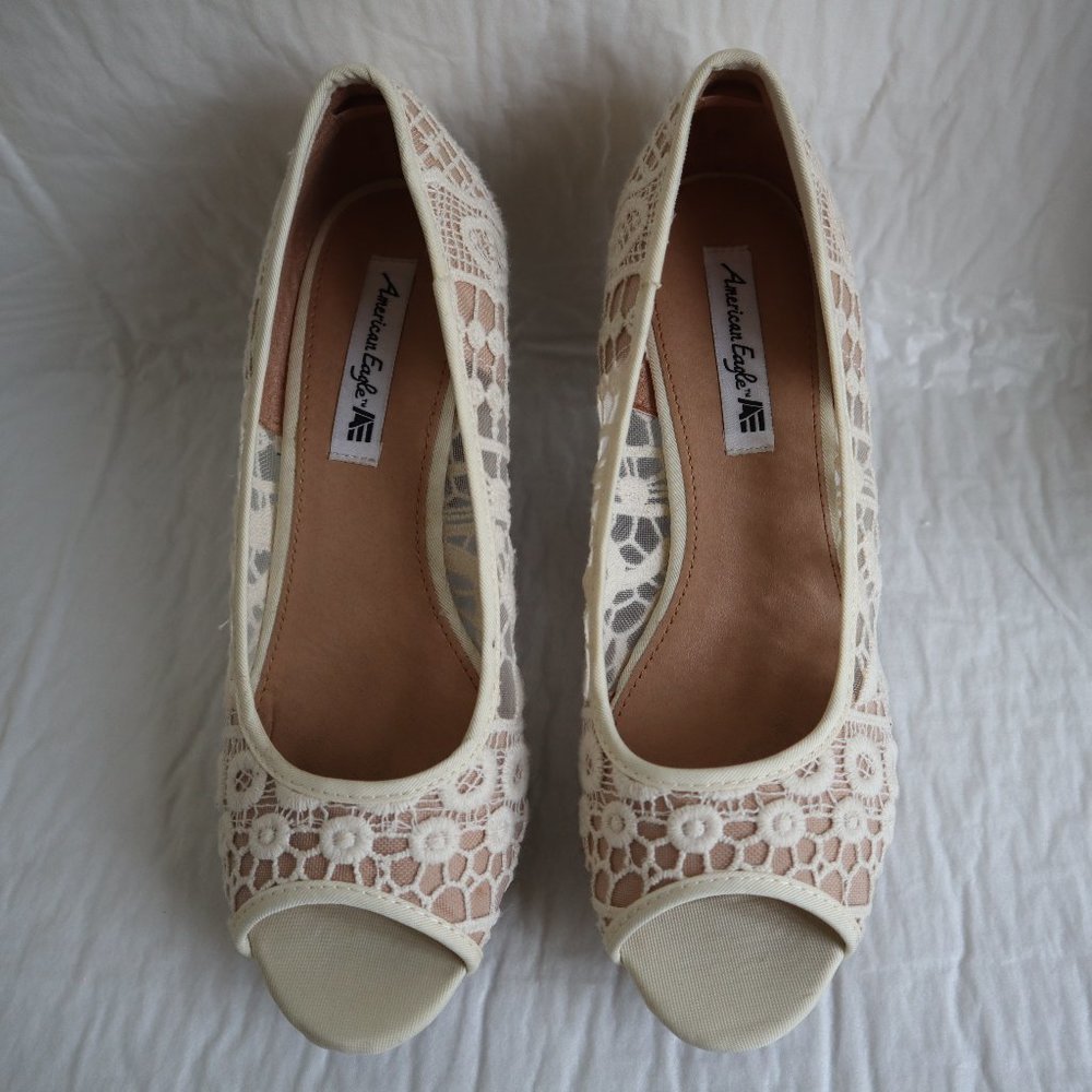 American Eagle White Lace Wedge Heels. Size 8.5